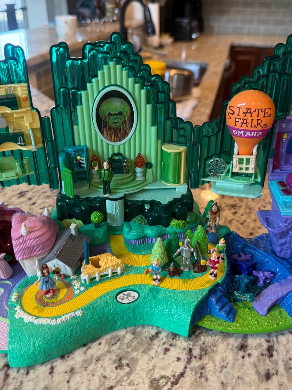 2001 Vintage Wizard of Oz Emerald City Polly Pockets play Set